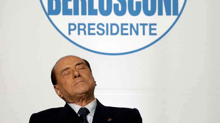 Vielleicht stellt sich Ex-Ministerpräsident Silvio Berlusconi hier schon mal den Wahlsieg vor.