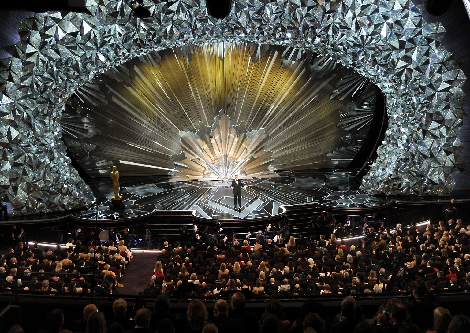 Das pompöse Hollywood ist zurück: Nach Skandalen und Kritik amüsiert Moderator Jimmy Kimmel bei den Oscars in einer prunkvollen Show mit gepfefferter Selbstironie. "Jeder einzelne dieser funkelnden Steine symbolisiert ein Stück unserer Demut."