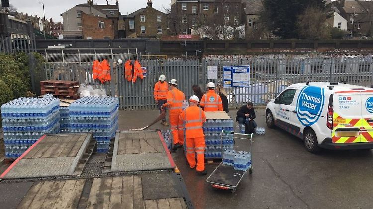 An Versorgungsstationen wird Wasser in Flaschen verteilt. 