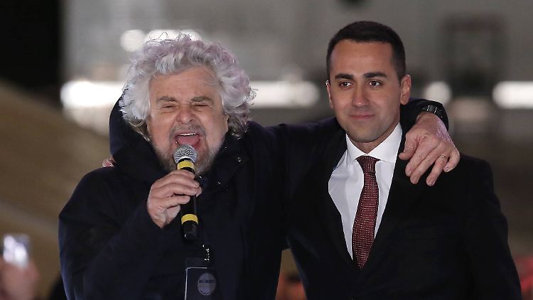 Das Zepter der Fünf Sterne hat Beppe Grillo (l.) an Luigi Di Maio übergeben - nun meldet er sich aber wieder zu Wort.
