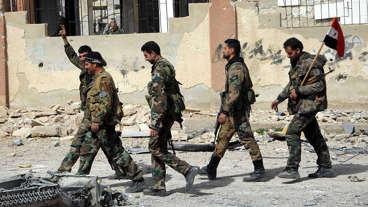 Syrische Soldaten in einem von ihnen eroberten Teil Ost-Ghutas.