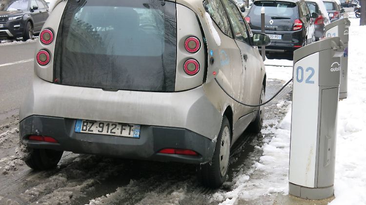 Bei Kälte sinkt die Reichweite eines Lithium-Ionen-Akkus. Seine Idealtemperatur liegt bei rund 20 Grad Celsius.