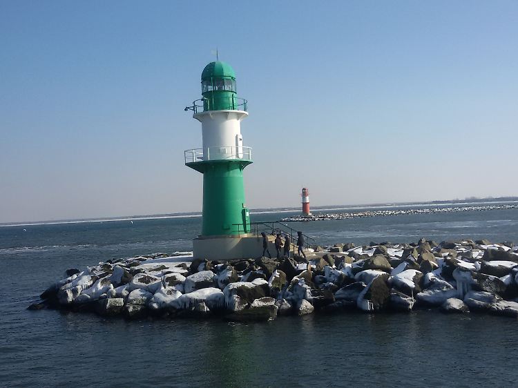 Zu einem Besuch des Ostseebades Warnemünde gehört unbedingt ein Spaziergang auf der 541m langen Westmole.