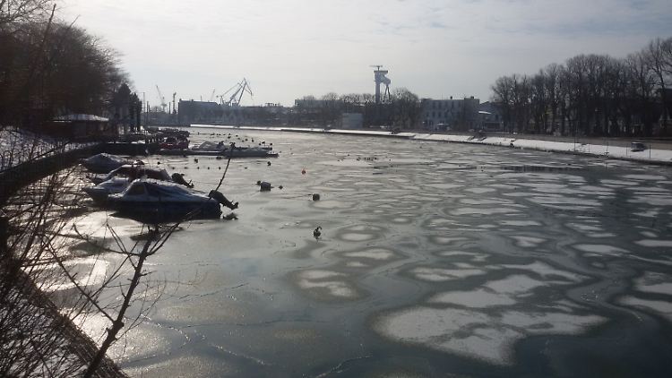 Das Kältehoch "Herbert" sorgt auf der Warnow in Warnemünde für ein paar Eisschollen.