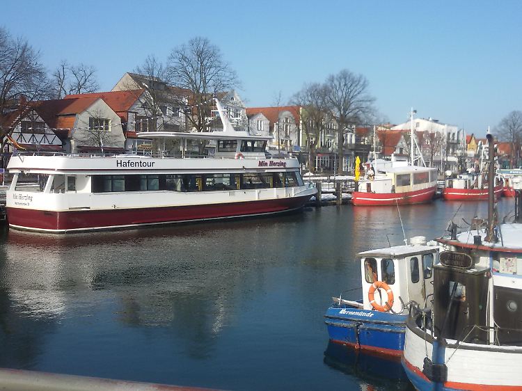 An der Westseite des Alten Stroms lockt Warnemündes Flaniermeile mit Geschäften, Gaststätten und Pensionen in liebevoll restaurierten Kapitänshäusern.