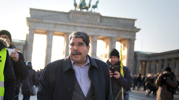 Der ehemalige Chef der syrischen Kurdenpartei PYD, Salih Muslim, nach der Demonstration in Berlin.