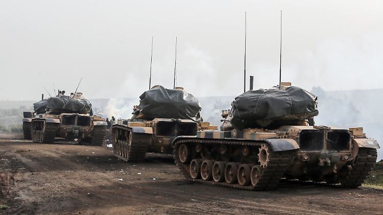 Panzer der türkischen Armee in Afrin. Die Beobachtungsstelle geht von einer Bodenoffensive aus.