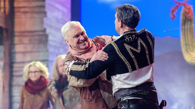 Texas in Bayern: "El Marco", gespielt von Stephan Zinner, und "der alte Horst", dargestellt von Christoph Zrenner, beim Starkbieranstich auf der Bühne.