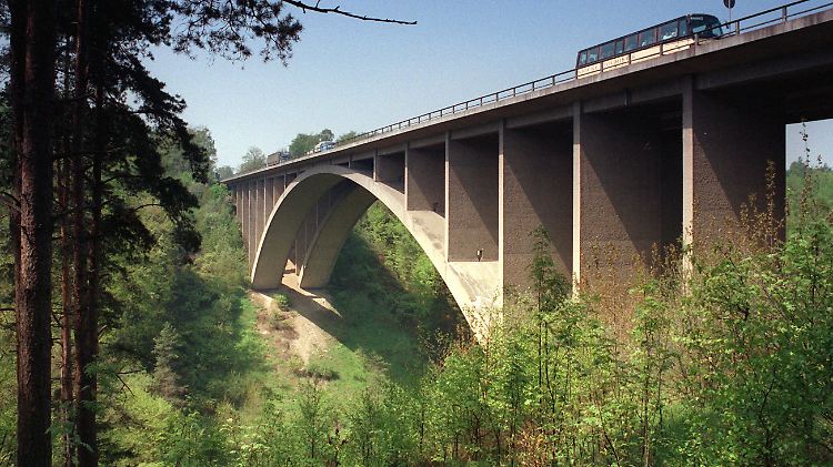 Von der Teufelstalbrücke hat der Täter das Mädchen geworfen. Die alte Brücke ist inzwischen durch einen Neubau ersetzt worden.