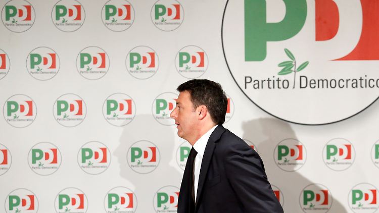 Renzi verlässt die Pressekonferenz, nachdem er seinen Rückzug angekündigt hat.