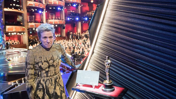 Man muss ihn im Auge haben: Frances McDormand und ihr Goldjunge.