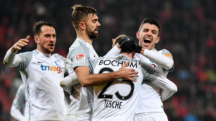 Jubeltraube des VfL - Robert Tesche erzielte die wichtige Führung.