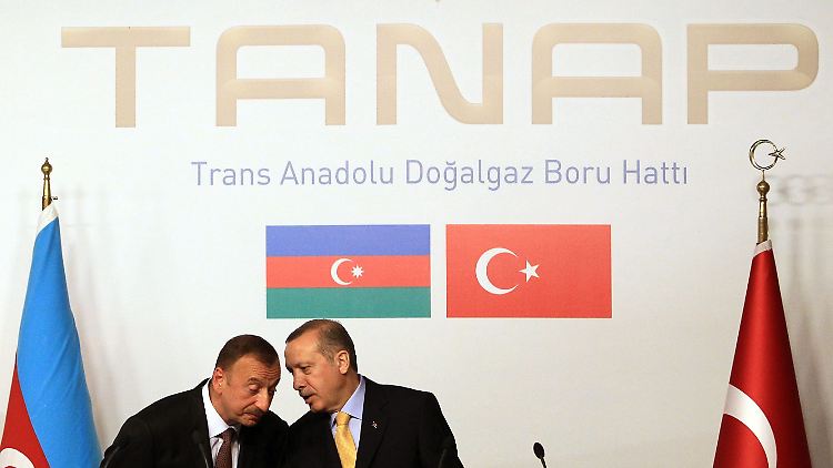 Der aserbaidschanische Präsident Ilham Aliyev (l) und der türkische Ministerpräsident Recep Tayyip Erdogan unterzeichnen 2012 das TANAP-Gasleitungsprojekt: ein Teilprojekte des Südlichen Gaskorridors.