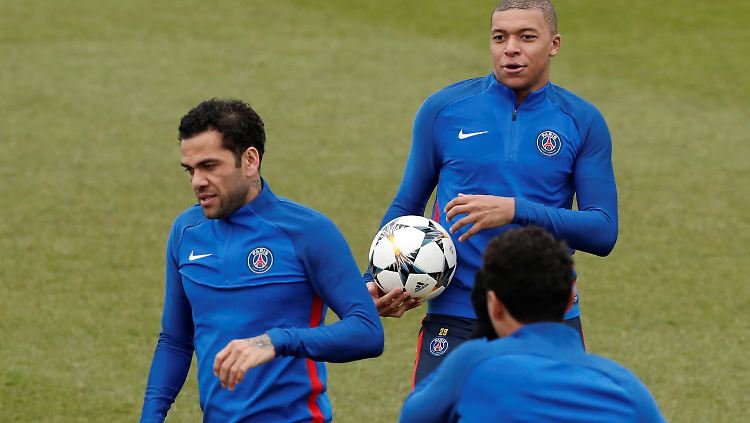 Dani Alves: "Ich bin gekommen, da ich ein Wettkämpfer bin - es ist in meinem Blut." Und weil seine Mitspieler wie Kylian Mbappé nun auch nicht ganz so schlecht kicken.