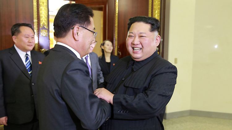 Sichtlich gut gelaunt empfängt Kim Jong Un Südkoreas Gesandte.