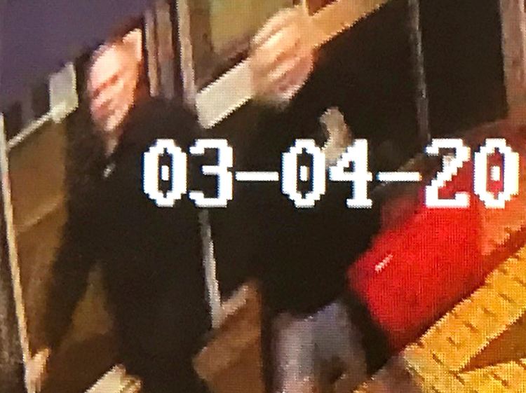 Diese Aufnahme einer Überwachungskamera soll Skripal und seine Tochter kurz vor ihrem Zusammenbruch zeigen.