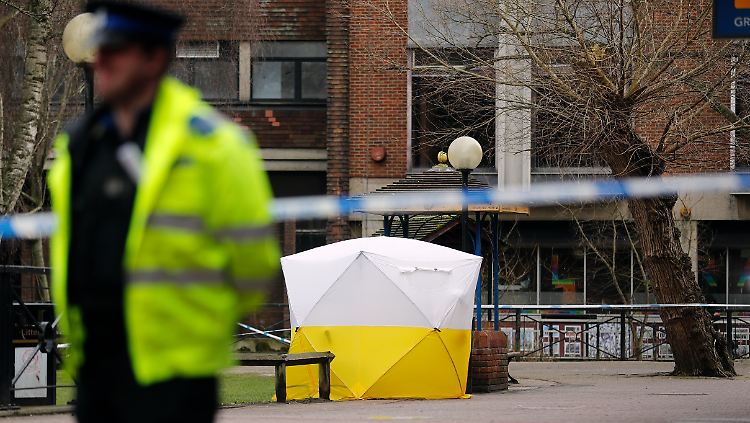 Die Ermittler haben die Parkbank, auf der Sergej Skripal und seine Tochter bewusstlos zusammengebrochen sind, luftdicht versiegelt.
