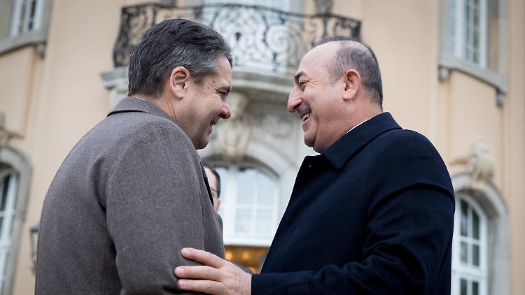 Treffen von guten Freunden: Der türkische Außenminister Cavusoglu besucht seinen Amtskollegen Sigmar Gabriel in Berlin.
