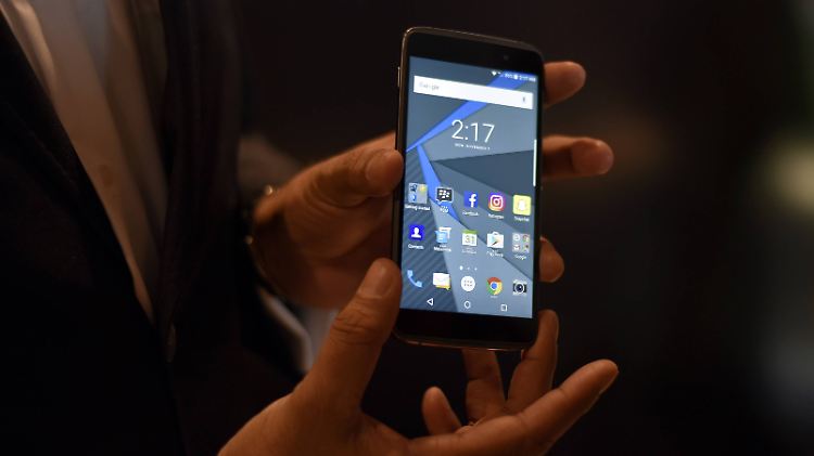 Facebook ist auf vielen Blackberry-Geräten zu finden - die Nachrichtenfunktionen des Social Networks sollen aber geklaut sein.