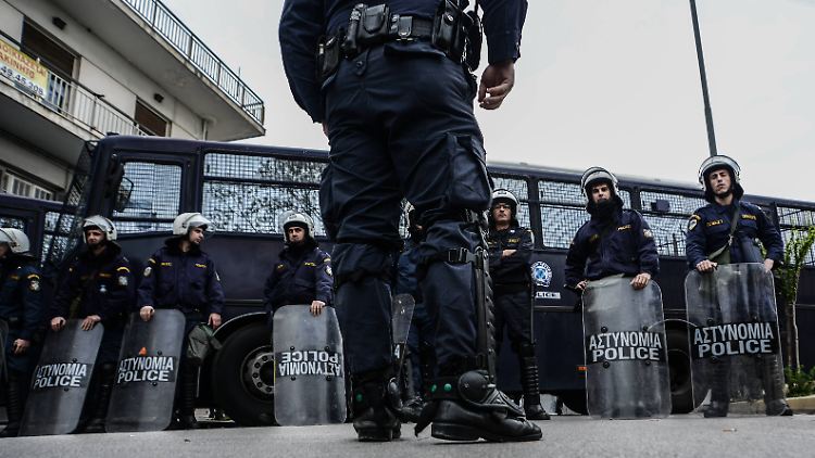 Die Anti-Terror-Einheit der griechischen Polizei stellt gefährliche Waffen und und rechtsextremistisches Propagadamaterial sicher.