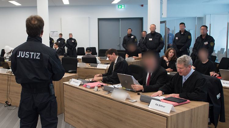 Die Angeklagten im Gerichtssaal in Dresden.
