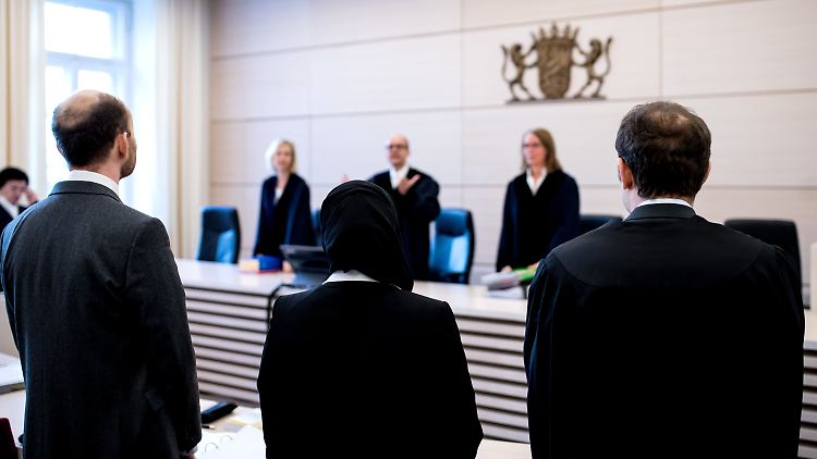 Den Gerichtssaal darf die Klägerin mit Kopftuch betreten. Am Richtertisch damit Platz nehmen, darf sie nicht.