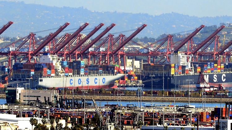 Containerschiffe ankern im Hafen von Los Angeles und Long Beach. 