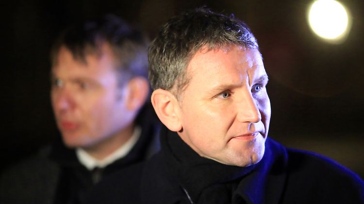 Björn Höcke mit André Poggenburg im Hintergrund. Die beiden Vertreter des völkisch-nationalen Lagers sind umstritten - auch parteiintern.