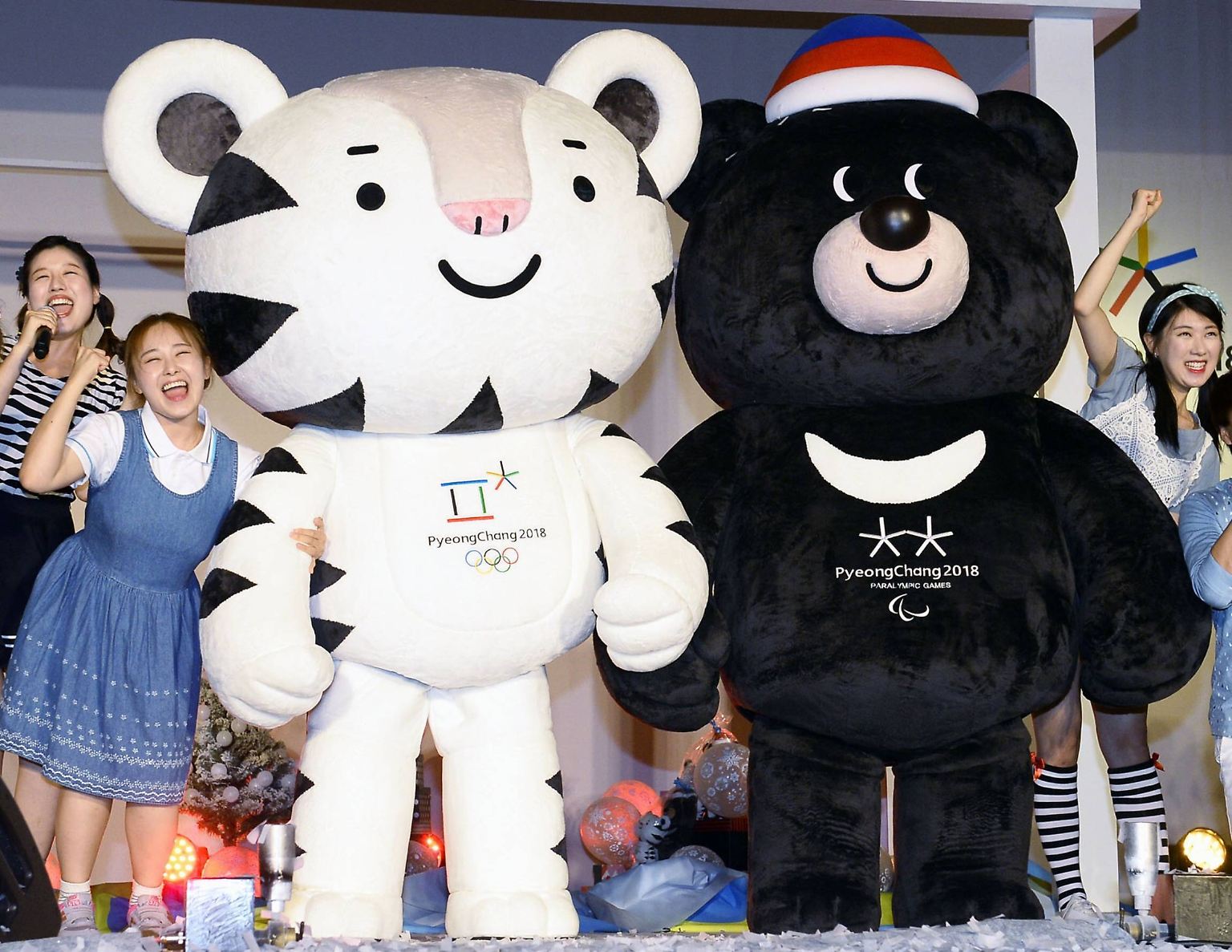 Staffelstabübergabe bei den Maskottchen Soohorang und Badabi. Ab sofort übernimmt der asiatische Schwarzbär, ...