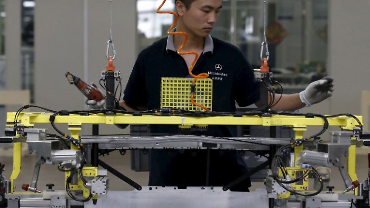 Am Band in Peking: Ein Mitarbeiter im Werk der "Beijing Benz Automotive Co." (BBAC).