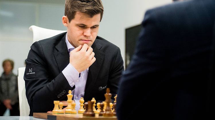 Wer bereitet ihm im November Kopfzerbrechen? Magnus Carlsen kann sich das Turnier in Berlin ganz entspannt anschauen.