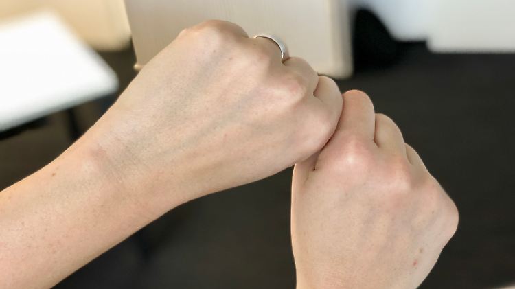 Vor allem an Händen, Armen und Beinen sind die blauen Adern bei manchen Menschen gut zu sehen.