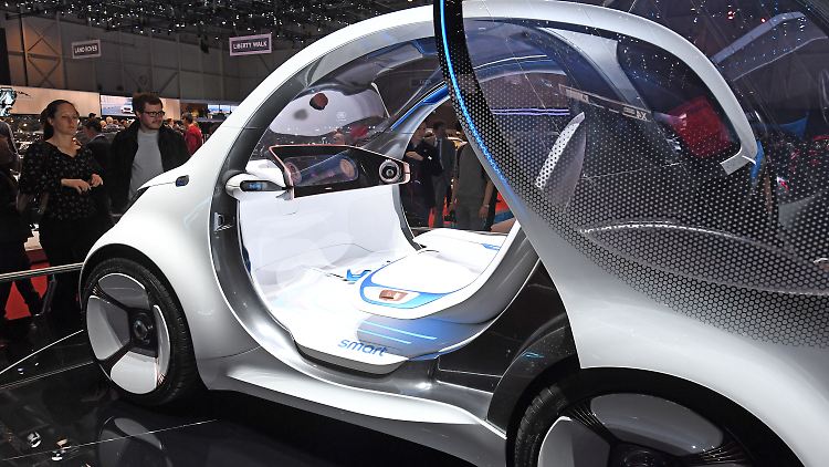 Ein Auto ganz ohne Lenkrad, wie hier beim Genfer Autosalon - auch deutsche Universitäten wollen an der Entwicklung teilhaben.