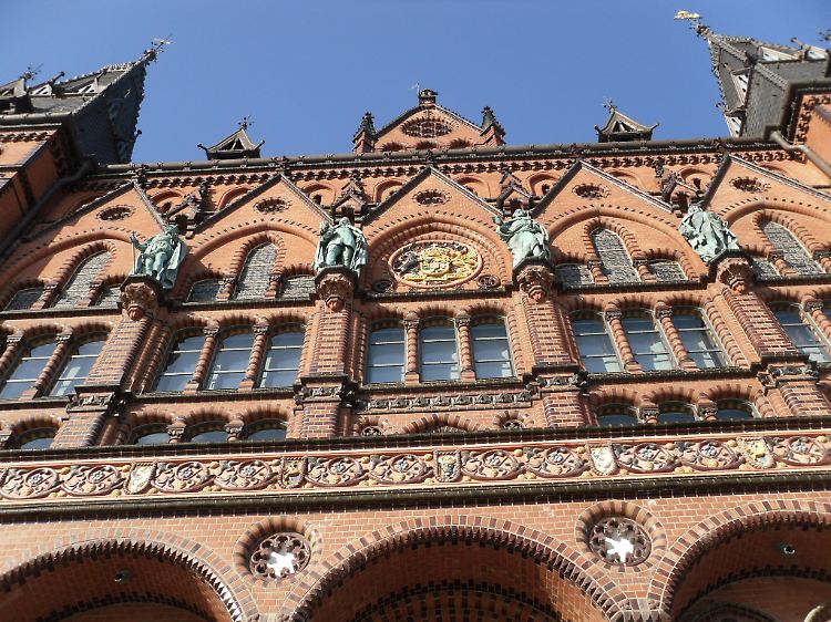 Das neugotische Ständehaus von 1893 ist eines der schönsten Gebäude Rostocks und heute Sitz des Oberlandesgerichts Mecklenburg-Vorpommerns.