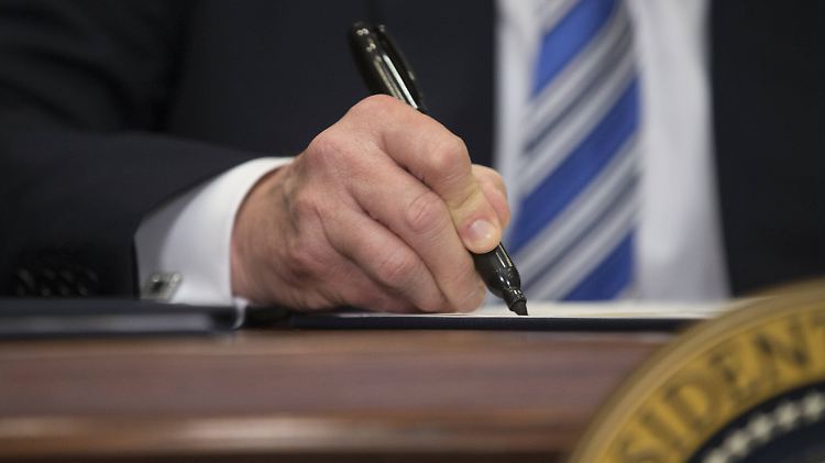 Er hat es getan: Gegen alle Kritik - auch aus den eigenen Reihen - setzt US-Präsident Trump mit seiner Unterschrift die umstrittenen Strafzölle in Kraft.