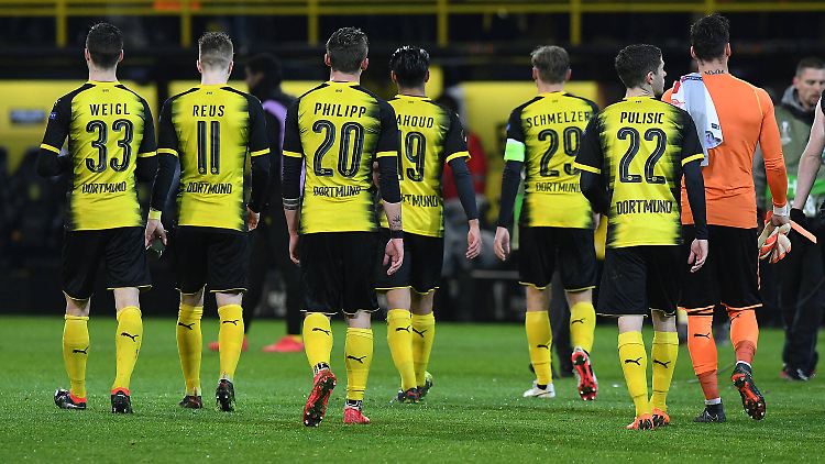 Enttäuschte Anleger: Spieler des BV verlassen nach dem Spiel gegen Salzburg in Dortmund den Rasen.