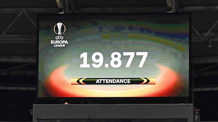 Nicht einmal zur Hälfte gefüllt: aber die, die im Leipziger Zentralstadion waren, kannten sich. Auch schön.
