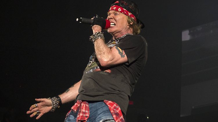 Guns N' Roses-Frontmann Axl Rose lässt seinen Frust über Donald Trump und Tim Cook auf Twitter raus.