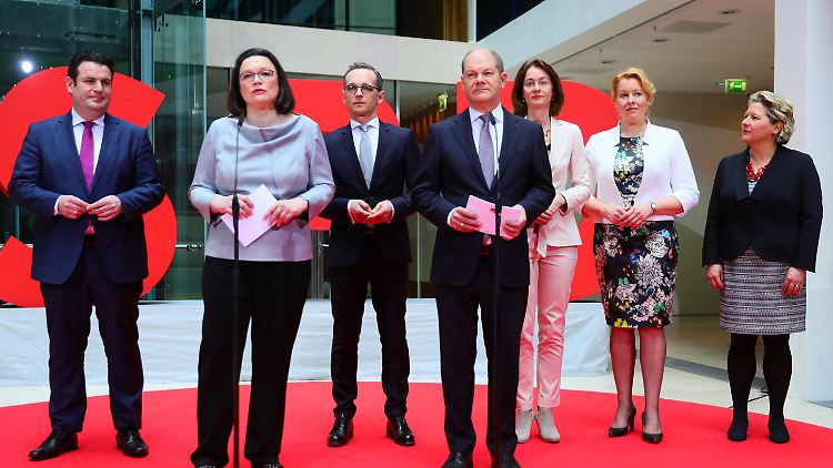 Die designierte Parteichefin Nahles (2 v.l.) mit der SPD-Ministerriege: Heil, Maas, Scholz, Barley, Giffey, Schulze (v.l.).