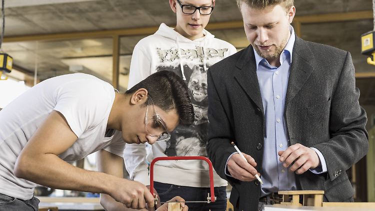 Im Jahr 2025 braucht es nach der neuen Prognose etwa 151.000 Lehrer an Berufsschulen.
