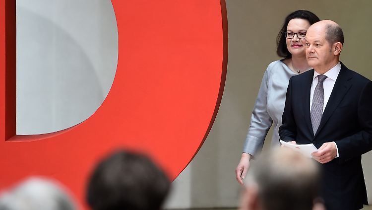 Die designierte neue Parteichefin Nahles und der künftige Vizekanzler Scholz verkünden die SPD-Minister.