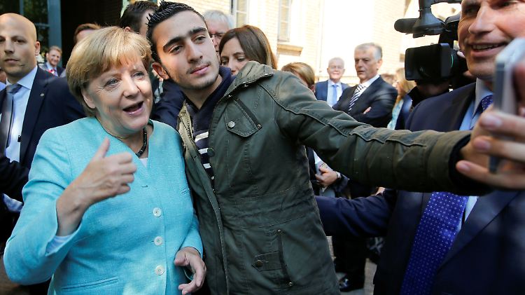 Dieses Foto wurde zum Symbol für deutsche Willkommenspolitik, fast eine Million Syrer kamen nach Deutschland. Merkels "Wir schaffen das" sorgte jedoch auch für viel Kritik.