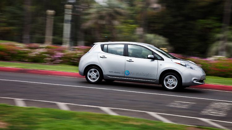 Stromert der Konkurrenz davon: Der Nissan Leaf holt als erstes vollelektrisches Auto den Titel.