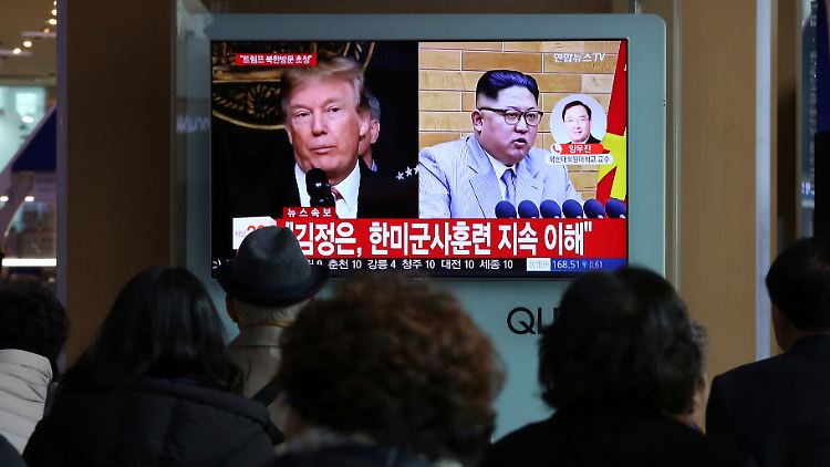 Menschen verfolgen die Nachrichten in einem U-Bahn-Bahnhof in Südkoreas Hauptstadt Seoul.