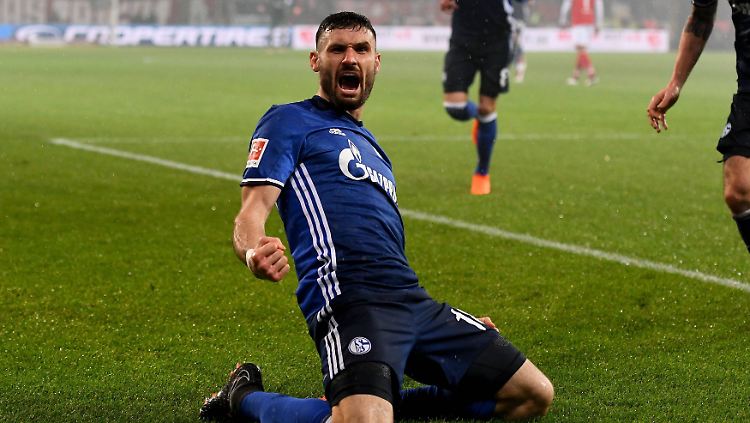 Ein Antritt, zwei Haken und ein Schlenzer - Daniel Caligiuri markierte den Treffer des Tages gegen Mainz.