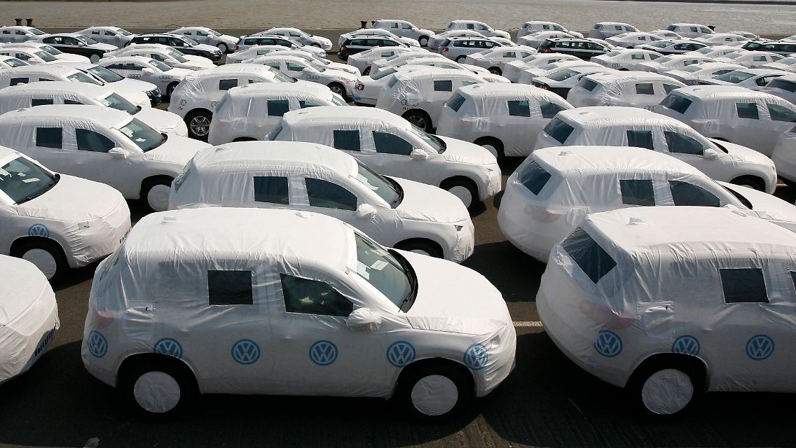 In Emden stehen VW-Fahrzeuge kurz vor der Verschiffung.