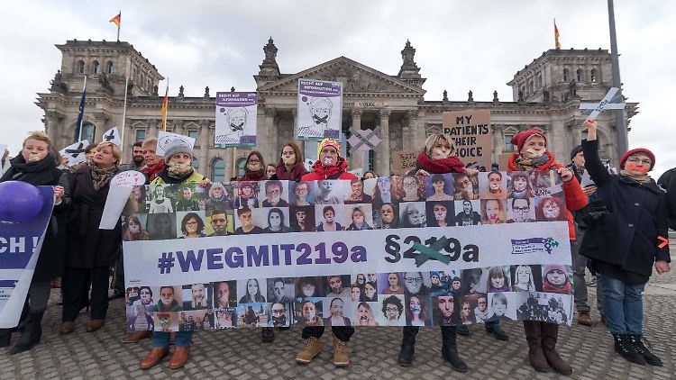 Demonstranten fordern auf einer Kundgebung vor dem Berliner Reichstagsgebäude die Abschaffung von Paragraf 219a StGB, der Werbung für Abtreibungen verbietet.