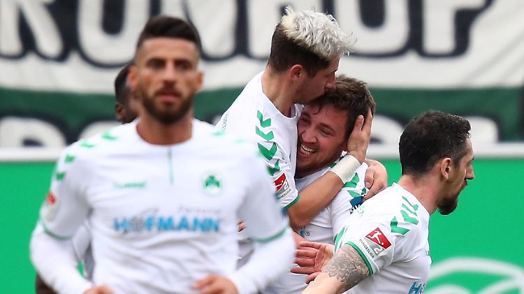 Die Fürther Spieler jubeln über ihren Siegtreffer.