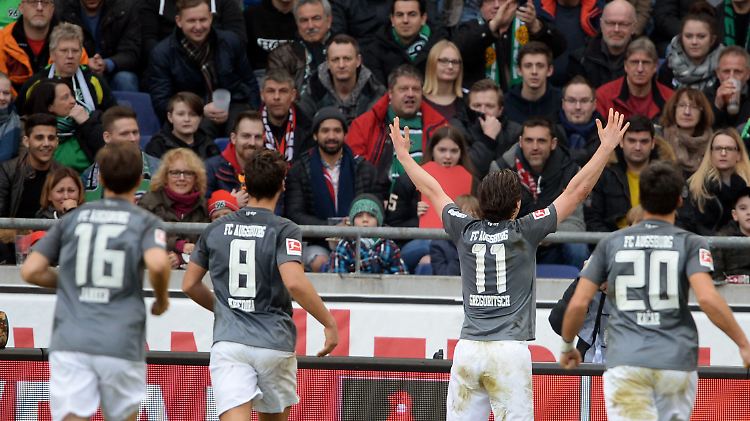 Augsburgs Michael Gregoritsch jubelt nach seinem Tor zum 3:1 in Richtung der Fans. 