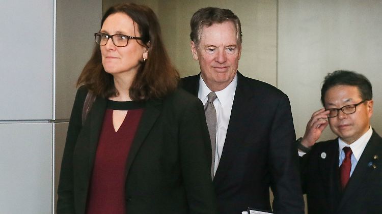 EU-Handelskommissarin Cecilia Malmström (l.), der US-Handelsbeauftragte Robert Lighthizer (m.) und der japanische Industrieminister Hiroshige Seko in Brüssel
